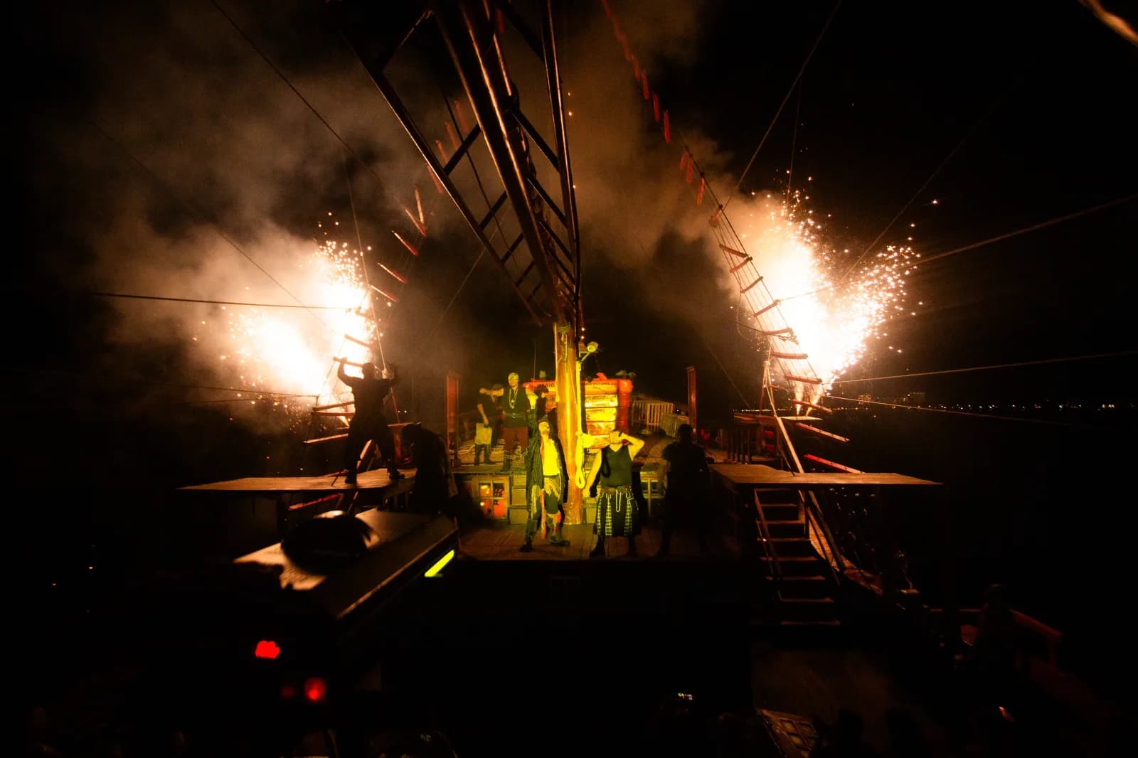 Show Barco Pirata Tour de Noche foto 3